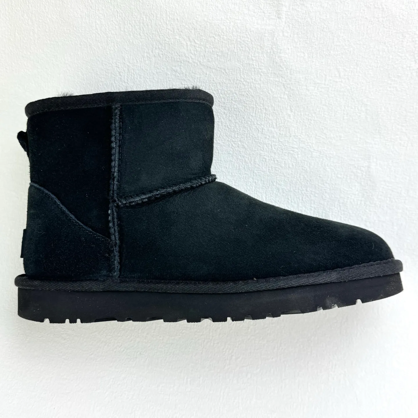 💰360 6222 Classic Mini II Mini classic short boots 2.0 Shoe shaft height: about 14CM Upper: Made of 17mm fur-integrated sheepskin, with a pre-treated water-repellent and anti-fouling coating Insole: 17mm sheepskin insole Sole: Treadlite by UGG™ light wing technology outsole - non-slip, cushioning, wear resistance, and good elasticity Heel: Leather heel label with embossed brand LOGO Size:35 36 37 38 39 40